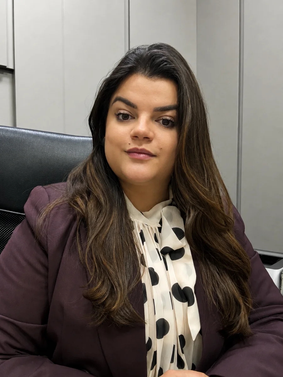 Dra. Camila Mirandola atendendo